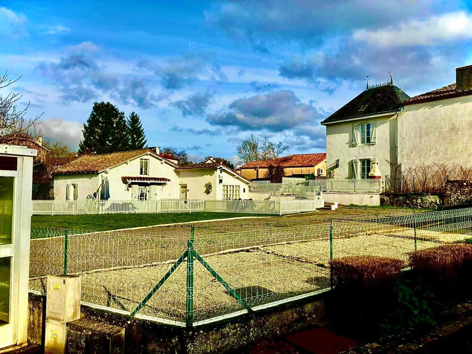 Des Tournesols Holiday home Oradour-Fanais